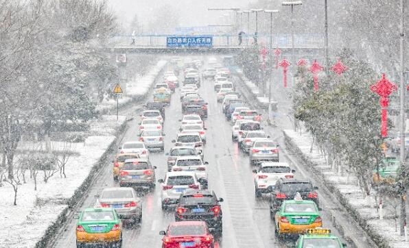 西安发布道路结冰黄色预警 交警提醒市民们外出注意路况安全行驶