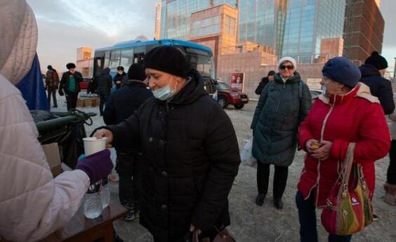 俄罗斯滨海边疆区遭遇暴雪袭击 十几万人停水停电和停暖
