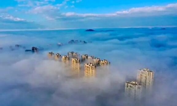 黄山城市上空现平流雾是怎么回事 如云似海宛若仙境一般