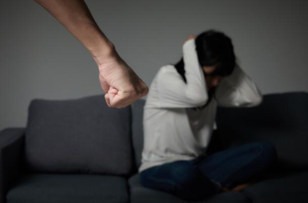 打骂同居女友属于家庭暴力吗  家庭暴力是指哪些方面
