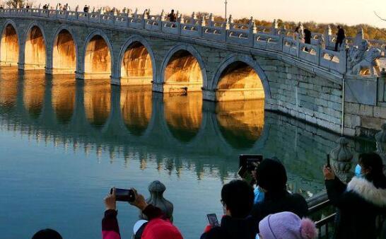 颐和园十七孔桥再现金光穿洞是什么情况 网友：难得一见的美景
