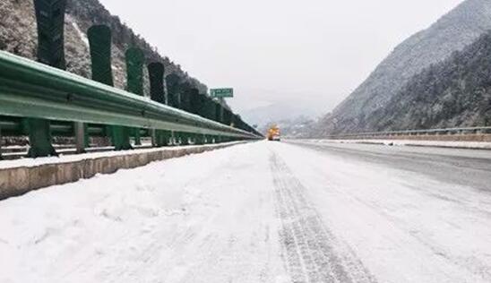 受雪后低温道路结冰影响 北京30条线公交路线采取临时措施