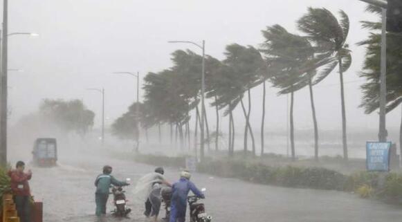 印度南部海岸遭热带气旋袭击 5人死亡多地引发洪水