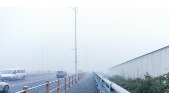 郑州大雾侵扰局部能见度不到10米 出行小心车辆慢行