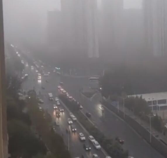 大雾侵袭河南发布黄色预警信号 多条高速禁止车辆上站通行