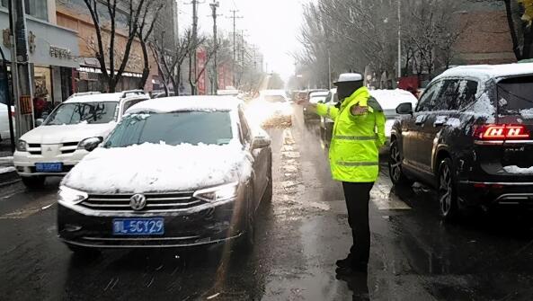 陕西榆林城区小雪道路结冰 这些高速收费站实行临时交通管制