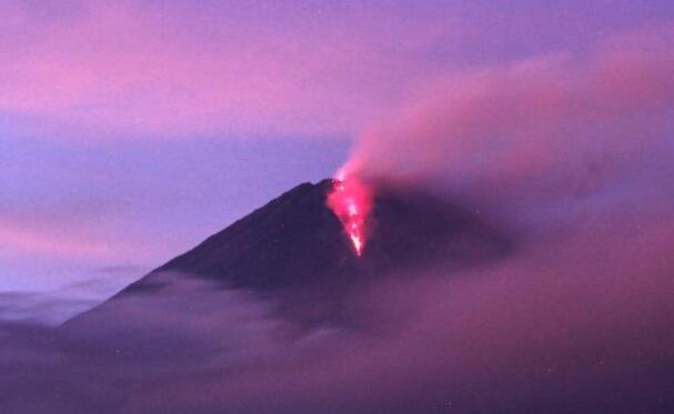 印尼东爪哇的塞梅鲁火山喷发 熔岩倾泻而下最远达3000米外