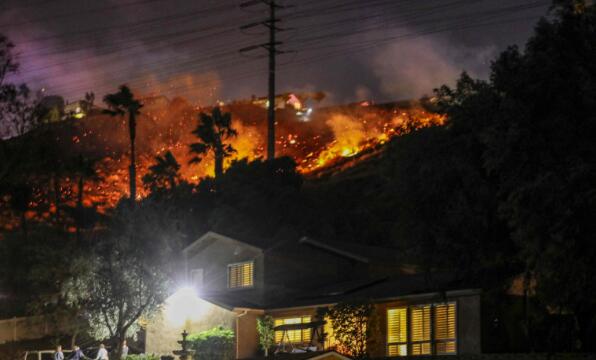 美国加州奥兰治县再度发生山火 一年内加州超6500平方英里土地被烧焦