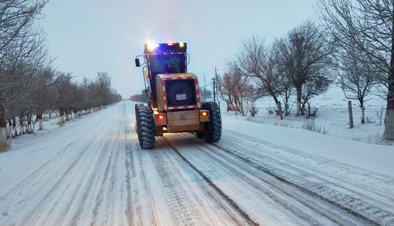 新疆巴里坤县出现强降雪 哈密公路管理局连夜清除道路积雪