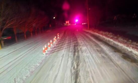 新疆巴里坤县出现强降雪 哈密公路管理局连夜清除道路积雪