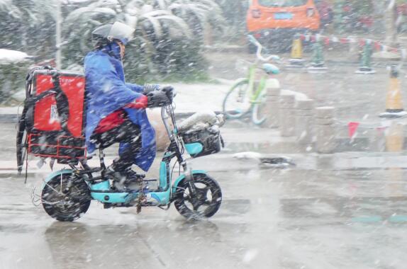 今早陕西多市县发布道路结冰预警 西安这些地方道路结冰影响交通