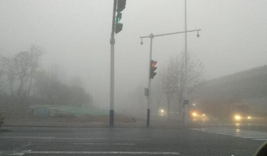 安徽大雾预警能见度小于500米 境内17条高速路段受影响