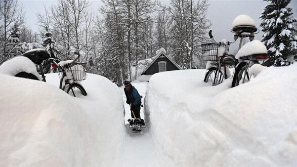 美国东部地区遭暴风雪袭击 当地近30万户停电而且气温骤降