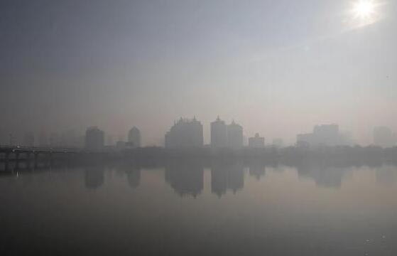 河南多地雾霾围城气温仅11℃ 南阳漯河等地达到重度空气污染