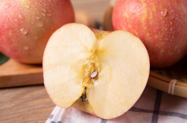 吃苹果为什么不能啃苹果核  吃苹果啃苹果核会怎么样