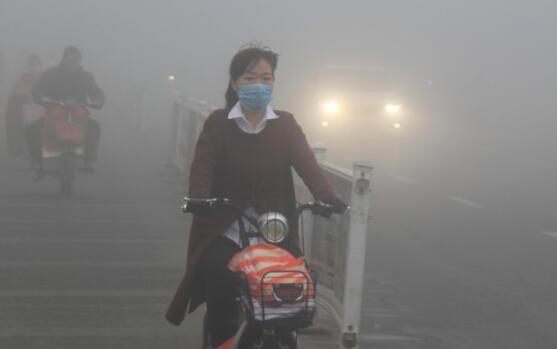 江苏气象台发布大雾红色预警 徐州宿迁等地路段实施特级管制