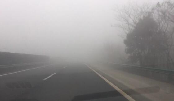 湖北多地频现大雾能见度不足50米 这些高速路段交通管制