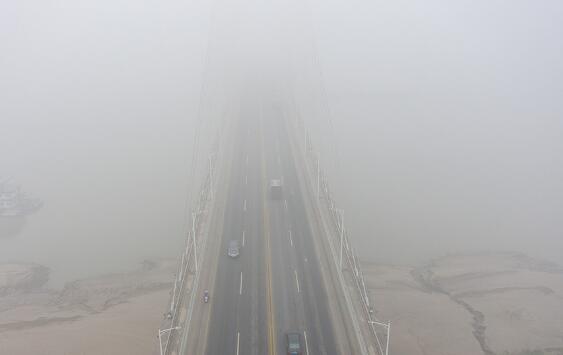 湖北多地频现大雾能见度不足50米 这些高速路段交通管制