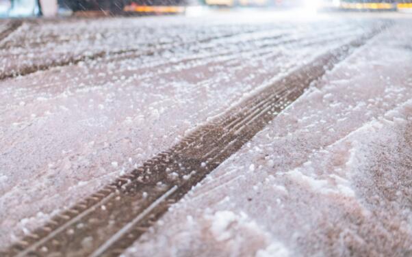 受雨雪影响陕西多地道路结冰 部分高速路段交通管制