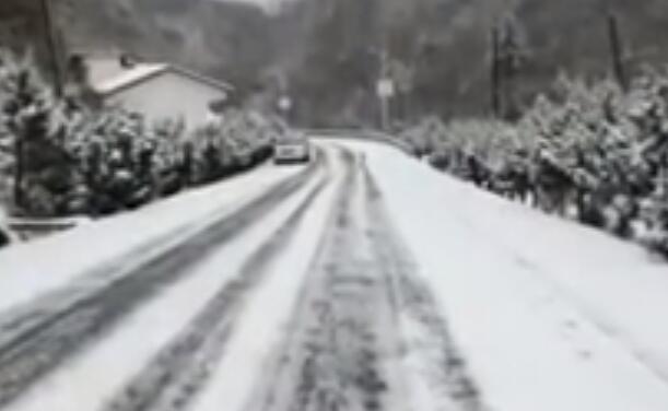 受雨雪影响陕西多地道路结冰 部分高速路段交通管制