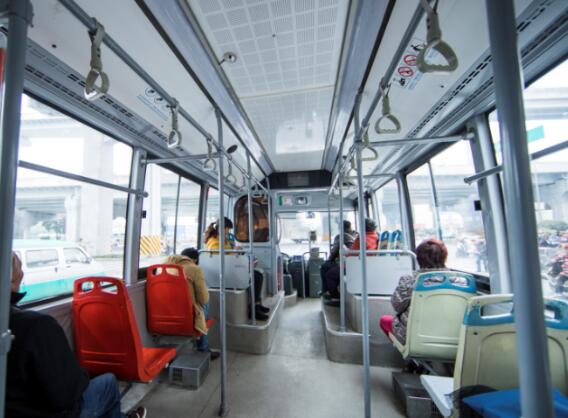 北京今道路结冰公交线路采取临时措施 市郊山区共51条路线停驶