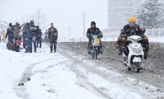 受连续降雪影响 山东多条公交路线调整或停运