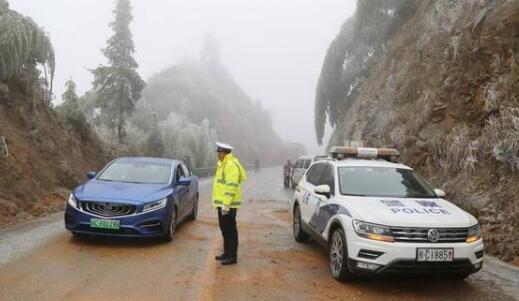 桂林高寒山区道路结冰车辆无法通行 交警实行临时性交通管制