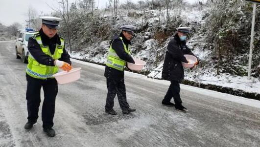 受低温雨雪天气影响 世界文化遗产海龙屯景区暂时闭园