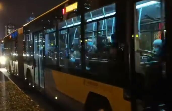 北京雪后低温致道路结冰  23条公交线路采取临时措施