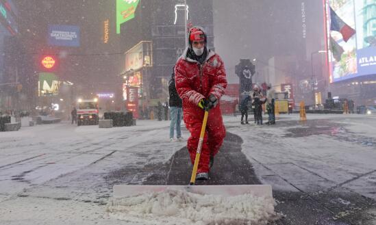 美国东北部遭遇大型冬季暴风雪袭击 超过6000万人受影响