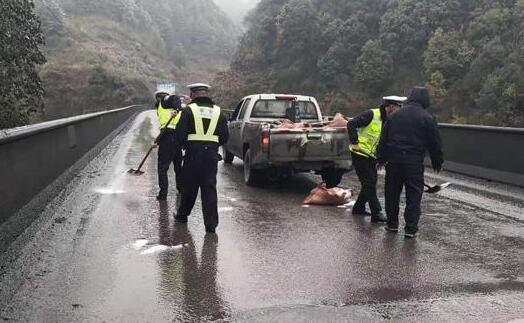 云南多地出现不同程度的道路结冰现象 交警紧急指挥疏导车辆绕行