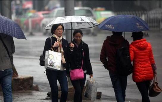 湖南仍有分散性小雨气温最高仅13℃ 市民们户外出行时要携带雨具