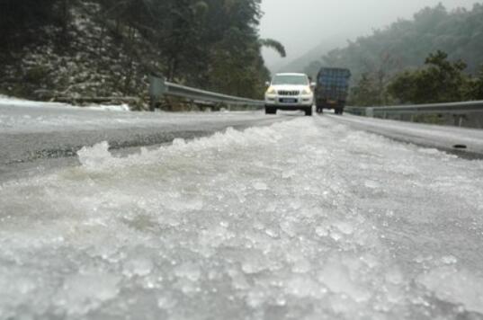 河南郑州一路段道路结冰引发交通事故 目前并无人员伤亡情况