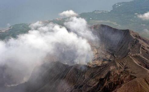 俄罗斯堪察加半岛希韦卢奇火山喷发 灰柱高达8000米场面壮观