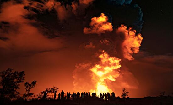 美国夏威夷基拉韦厄火山喷发 浓烟直冲云天十分壮观