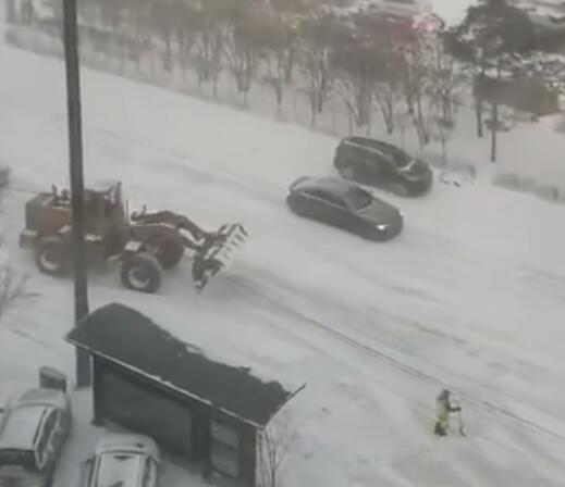 黑龙江多地发布道路结冰黄色预警 今明降雪致道路结冰影响交通