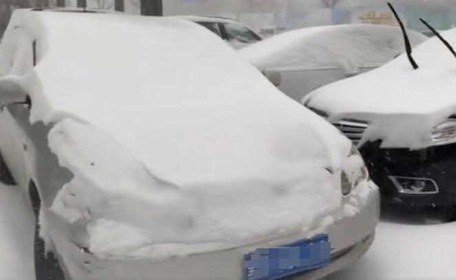 内蒙古赤峰克什克腾现风吹雪现象 G16丹锡高速实行交通管制