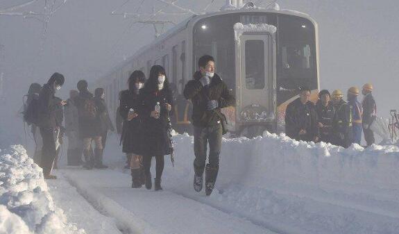 日本暴雪部分地区积雪深度超2米 为什么日本冬季多暴雪