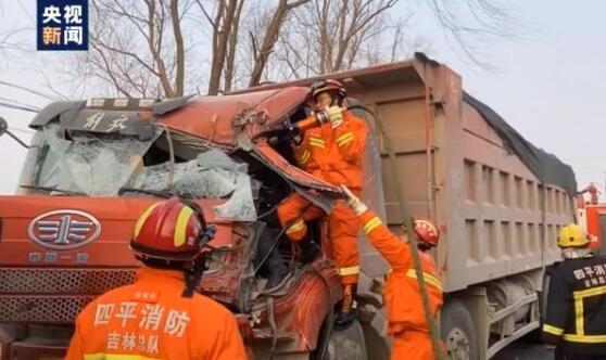 吉林道路结冰引发一起交通事故 消防员紧急救出被困驾驶员