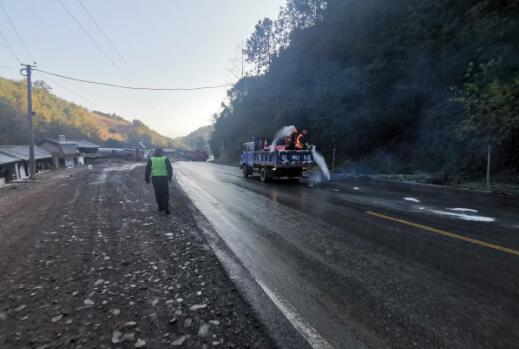 吉林道路结冰引发一起交通事故 消防员紧急救出被困驾驶员