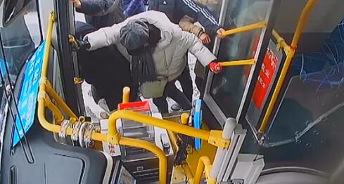 青岛数十名乘客风雪中推公交爬坡是怎么回事 网友：人间自有真情在