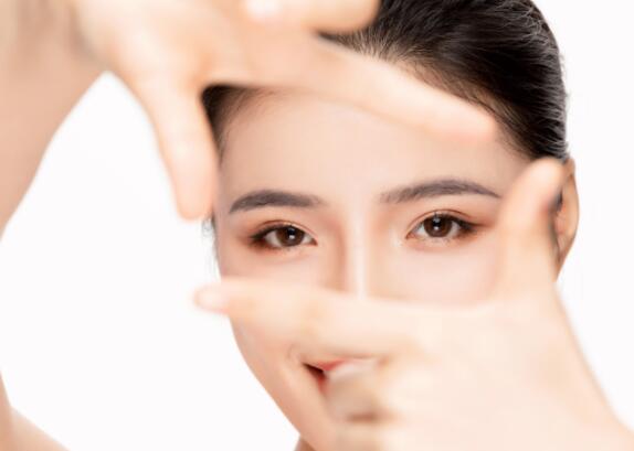 揉壓眼睛時(shí)有時(shí)眼前會(huì)出現(xiàn)光斑圖案是因?yàn)槭裁?揉壓眼睛時(shí)為什么眼前會(huì)現(xiàn)奇怪圖案