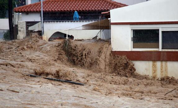 希腊中北部地区出现洪涝灾害 街道积水严重交通中断