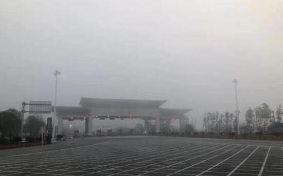 四川大雾能见度不足200米 隆纳内遂等多条高速全线收费站关闭
