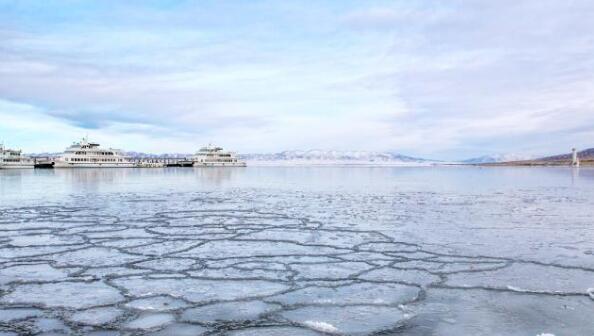 受寒潮影响 青海湖10天内结冰面积增大64.4%