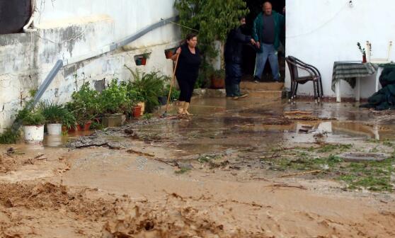 希腊中北部地区出现洪涝灾害 街道积水严重交通中断
