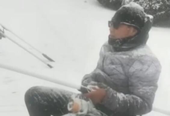 男子冒大雪端坐在桥边钓鱼是怎么回事 网友：隔着屏幕都感觉到冷
