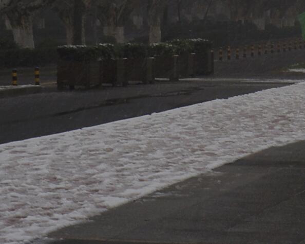 因降雪道路结冰遵义多条路段交通管制 大家出行做好防滑措施