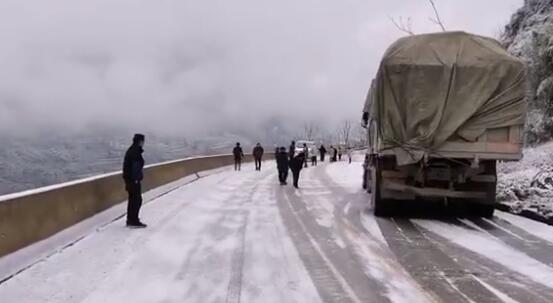 皖南川藏线恶劣天气下道路结冰 桃岭段实行交通管制全部封闭