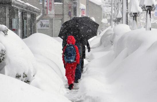 日本多地暴雪深度已达1.8米 10人死亡超200人受伤